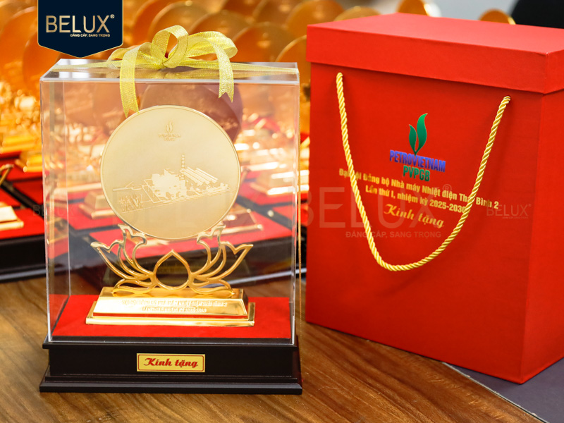 Lô Biểu trưng đế sen PETROVIETNAM cao 32cm bằng đồng mạ vàng 24k thiết kế theo yêu cầu